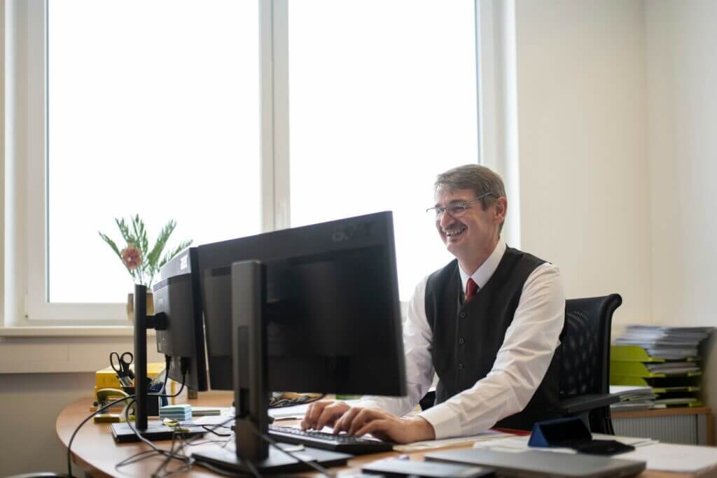 Eduard Schlögl vor seinem Computerbildschirm