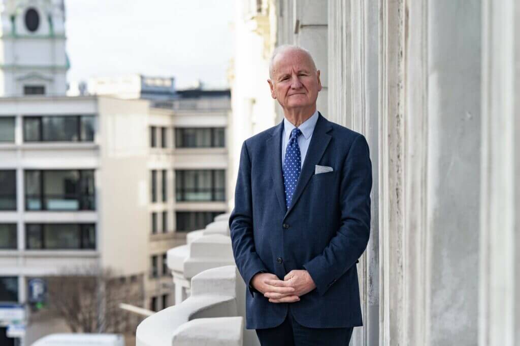 Portrait Immobiliensteuerberater Prof. Ing. Mag. Stefan Gruber auf einem Balkon