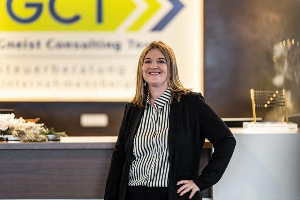Portrait Steuerberaterin Mag. Dahlia Schlögl in schwarzem Blazer