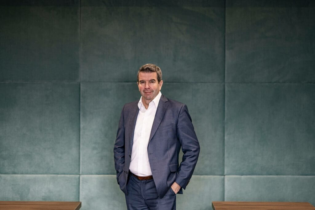 Portrait Mag. Harald Braunstorfer stehend im dunkelblauen Anzug