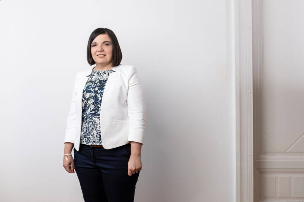 Immobiliensteuerberaterin Frau Mag. Draskovits steht vor einem neutralen Hintergrund.