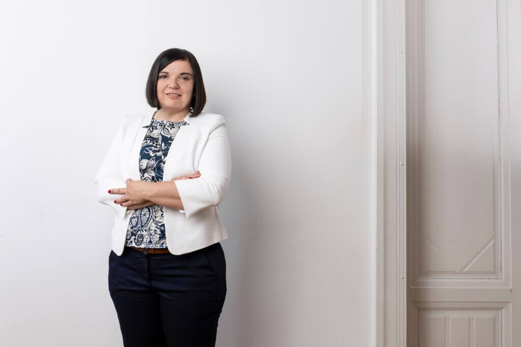 Immobiliensteuerberaterin Mag. Manuela Draskovits stehend in weißem Blazer