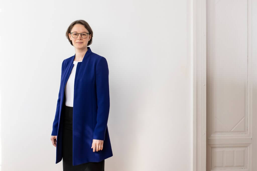 Immobiliensteuerberaterin Mag. Stephanie Dillinger stehend in blauem Blazer