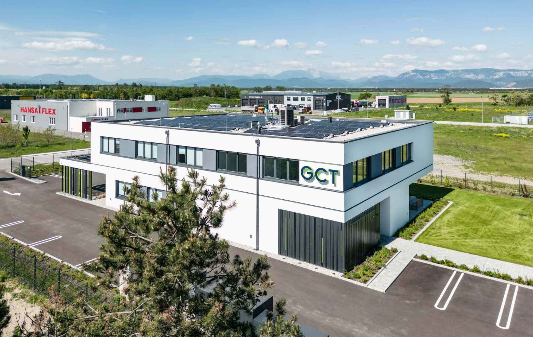 Die Sonne scheint auf das GCT-Gebäude in Wiener Neustadt