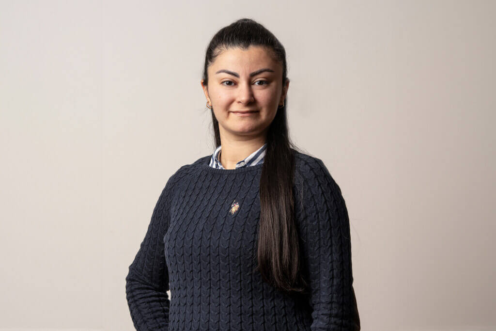 Portrait Leitung Stellvertretung Bilanzierung Besey Kartas stehend
