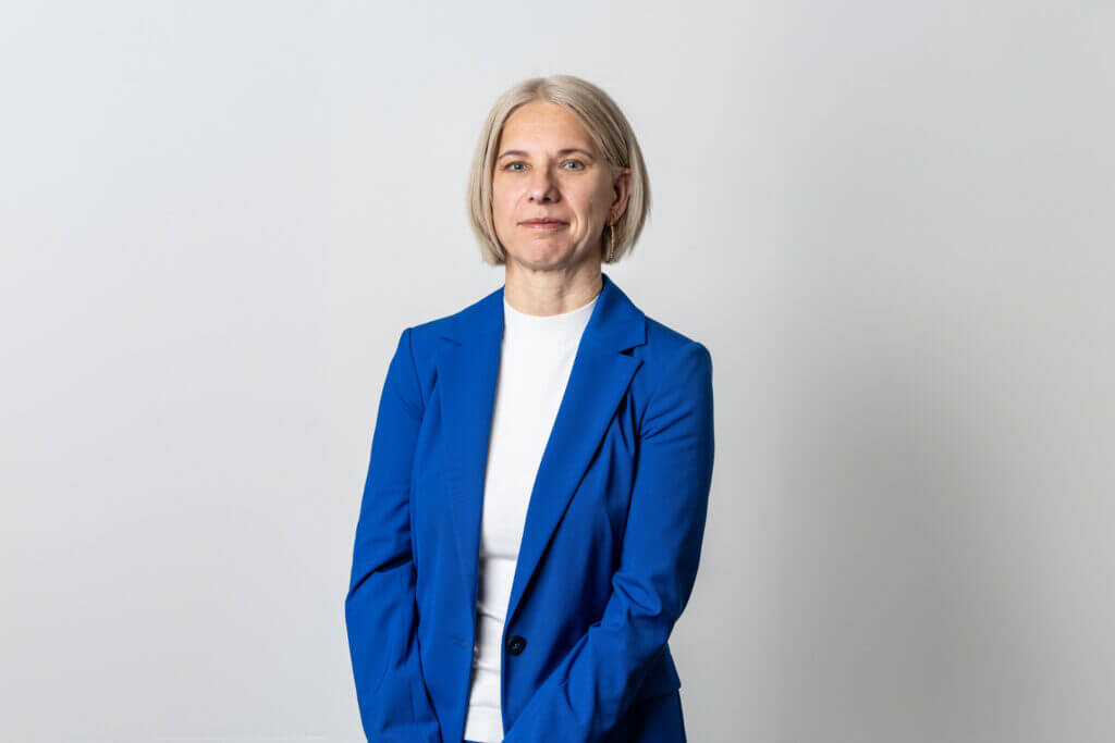 Portrait Leitung Buchhaltung Bettina Trummer stehend