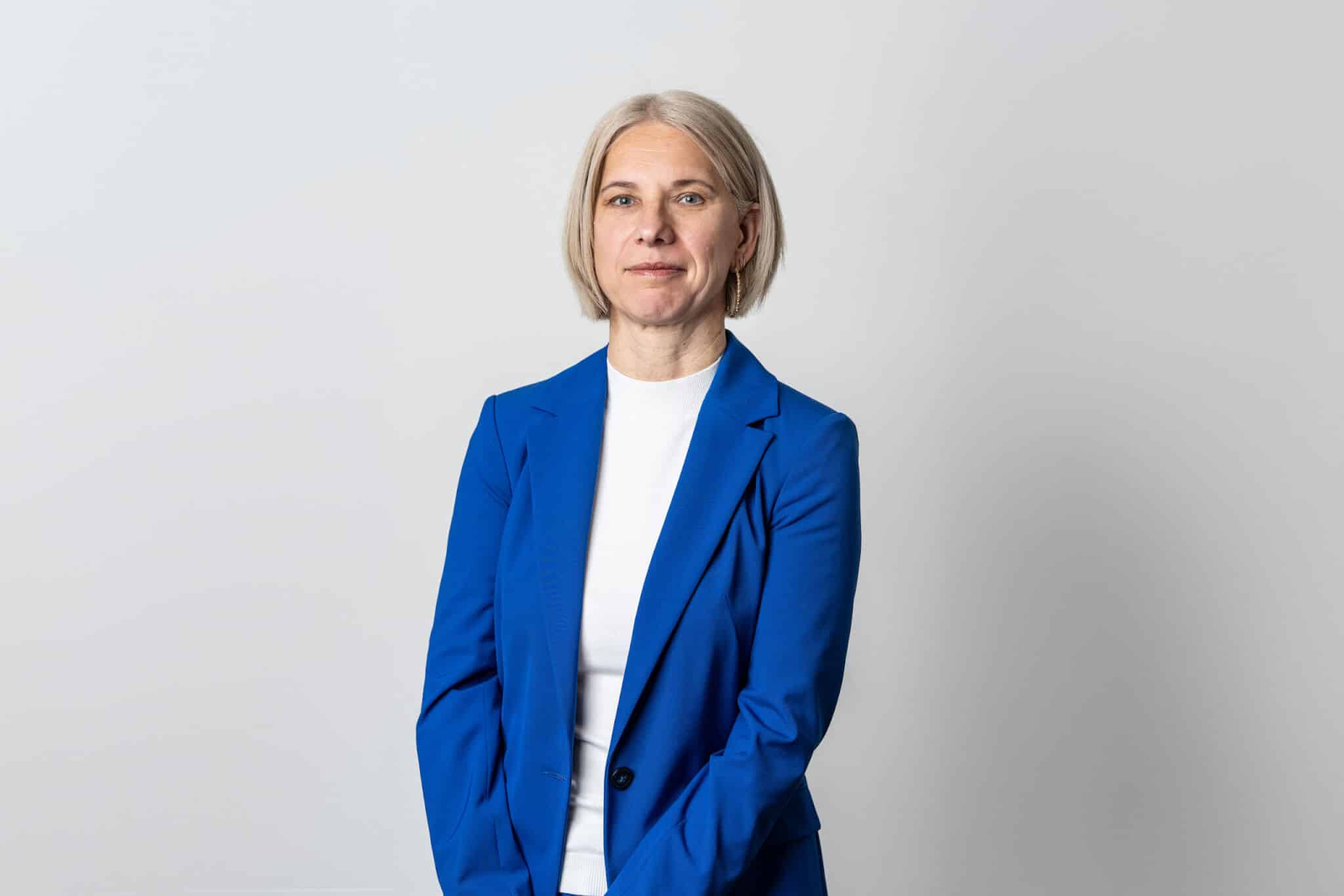 Portrait Leitung Buchhaltung Bettina Trummer stehend