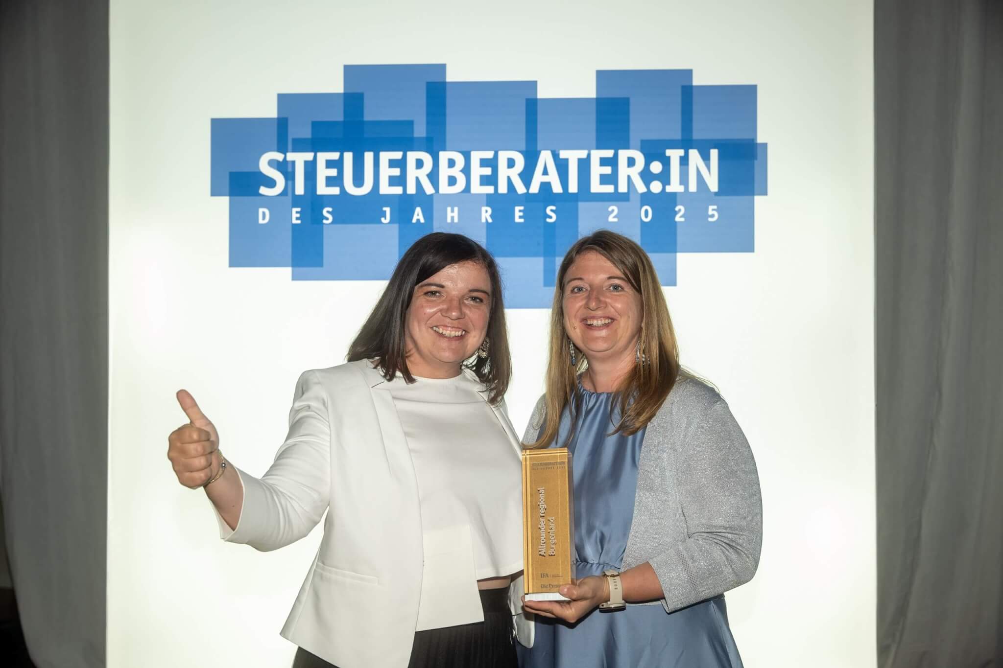 Geschäftsführerin und Immobilien-Spezialistin Mag. Manuela Draskovits und Geschäftsführerin Mag.(FH) Dahlia Schlögl bei der Preisverleihung zum "Steuerberater des Jahres 2025".