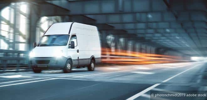 Weißer Kastenwagen fährt durch einen Tunnel – Symbolbild für gewerbliche Nutzung und mögliche NoVa-Befreiung.