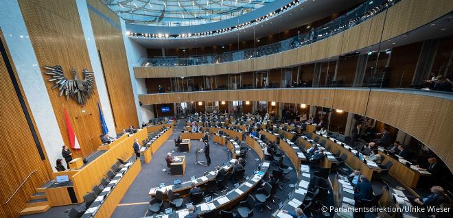 Sitzung im Nationalratssaal – Symbolbild für gesetzliche Änderung bei Grunderwerbsteuer: Umwidmungszuschlag kommt.