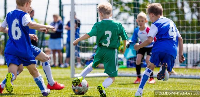 Kinder beim Fußballspielen – Vereine unterliegen der Aufzeichnungspflicht bei Freiwilligenpauschalen.