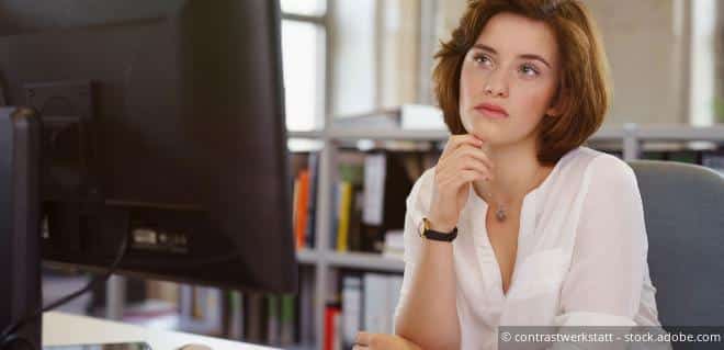 Frau blickt ungläubig auf ihren PC – Symbolbild für Betrugsfälle.