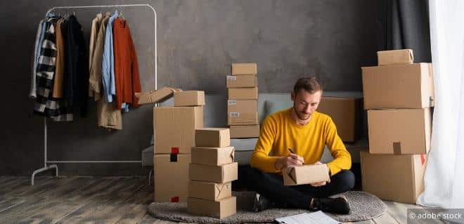 Kleinunternehmer mit vorbereiteten Paketen – Symbolbild für Umsatzgrenze für Kleinunternehmer.