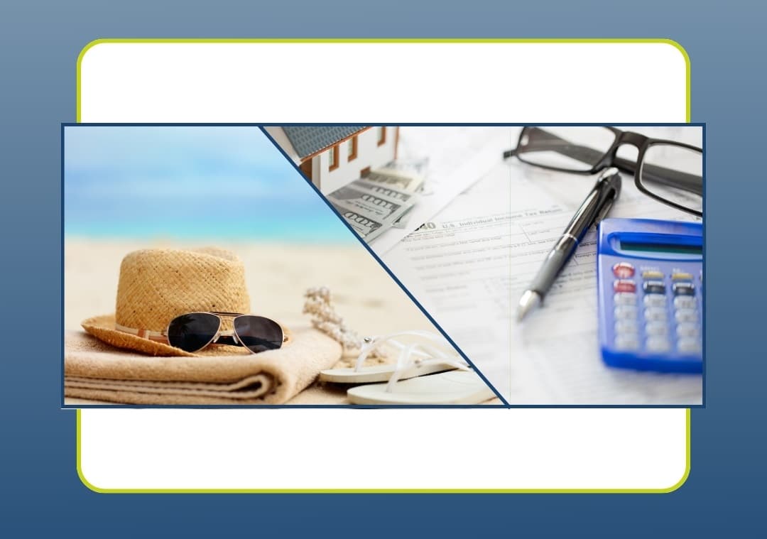Geteiltes Bild mit Urlaub und steuerlichen Dokumenten, für Reisekosten und Taschenrechner, Brille und Stift auf weißem Hintergrund