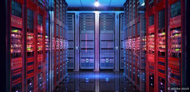 Serverraum in rot-blauer Beleuchtung als Symbol für Künstliche Intelligenz.