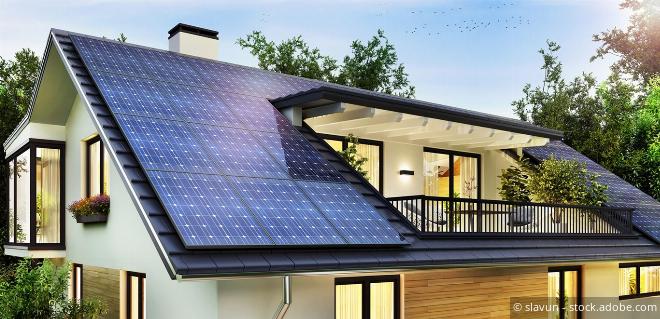 Modernes Haus mit Photovoltaikanlage am Dach als Symbol für den Photovoltaikerlass.