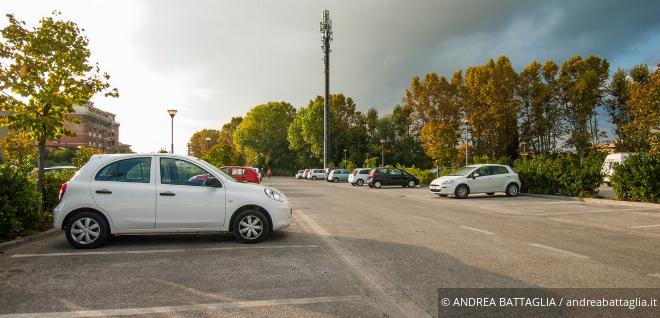 Auto steht auf einem Parkplatz – Symbol für Parkplätze für Mitarbeiter und betriebliche Vorteile.