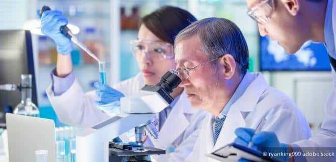 Drei Personen forschen gemeinsam im Labor – Symbol für Forschungsprämienrichtlinien und wissenschaftliche Innovation.