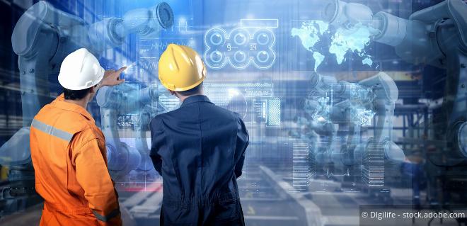 Zwei Ingenieure mit Bauhelm blicken in die Ferne – Symbol für Verdoppelung vom Investitionsfreibetrag und Zukunftsinvestitionen.