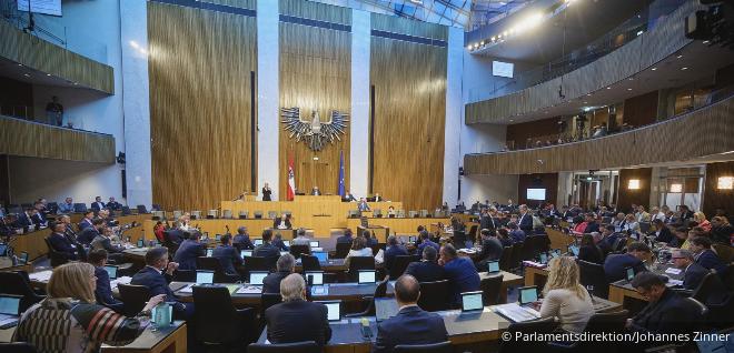 Sitzungssaal eines Parlaments von innen als Symbolbild für gesetzlichen Neuerungen.