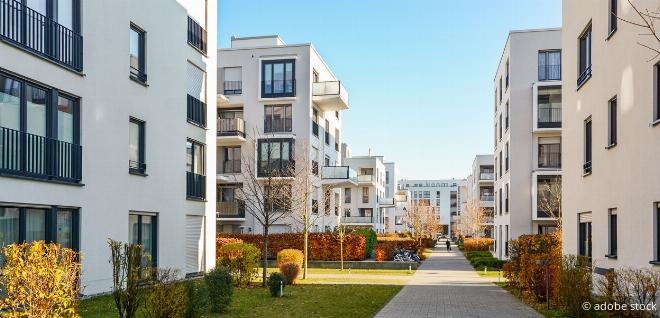 Mehrere moderne Eigentumswohnungen nebeneinander – Symbol für Eigentumswohnung und Immobilienbesitz.