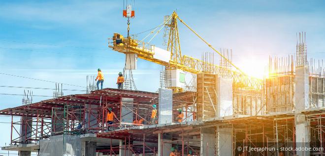 Großbaustelle mit mehreren Kränen – Symbol für das Betrugsbekämpfungsgesetz 2025 und verstärkte Kontrollen im Bauwesen.